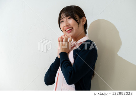 白背景で微笑む日本人女性 白背景で微笑む日本人女性 122992028