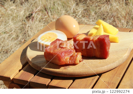 燻製卵とチーズとベーコンのイメージ 122992274
