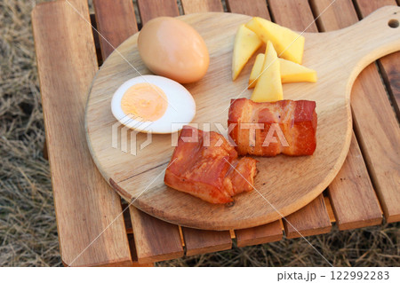 燻製卵とチーズとベーコンのイメージ 122992283
