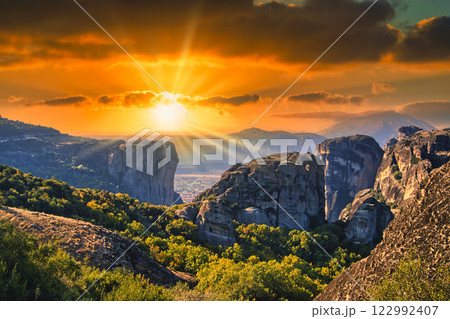 世界遺産・断崖の上に立つメテオラ修道院群の威容 122992407