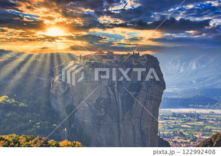 世界遺産・断崖の上に立つメテオラ修道院群の威容 122992408