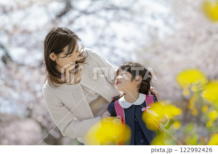 桜と菜の花の咲く公園を楽しむ入学の娘と母親 桜と菜の花の咲く公園を楽しむ入学の娘と母親 122992426