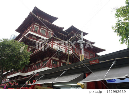Buddha Tooth Relic Temple in Singapore, showcasing its intricate red architecture Buddha Tooth Relic Temple in Singapore, showcasing its intricate red architecture 122992689