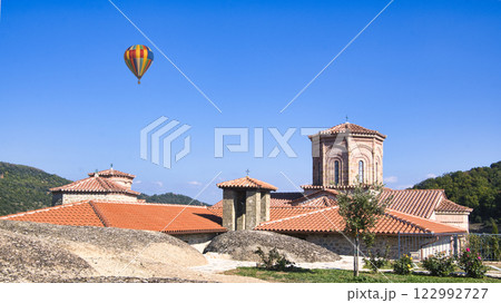 世界遺産・断崖の上に立つメテオラ修道院群の威容 122992727