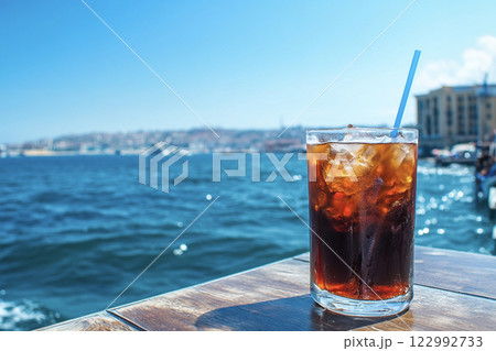 港のカフェで飲むアイスコーヒー AI画像 港のカフェで飲むアイスコーヒー AI画像 122992733