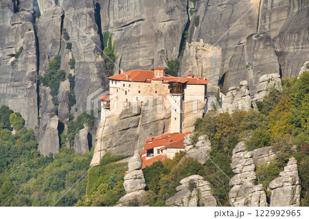 世界遺産・断崖の上に立つメテオラ修道院群の威容 122992965