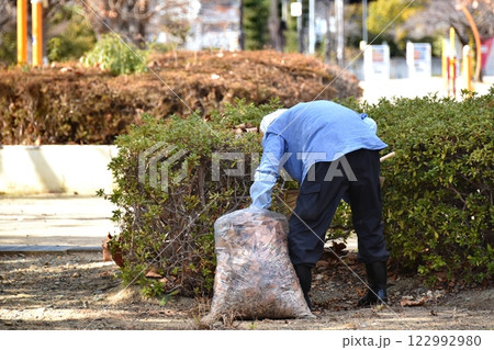 公園を掃除するシニアの女性 公園を掃除するシニアの女性 122992980