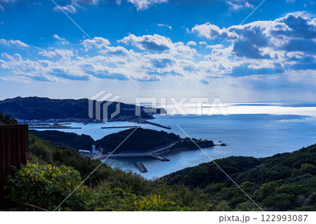 柔らかな冬の日差しに包まれる和歌山加太港　降り注ぐ太陽の光と水平線近くの輝く海① 122993087