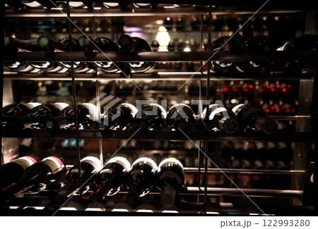 特別な日を待つヴィンテージワインたち 特別な日を待つヴィンテージワインたち 122993280