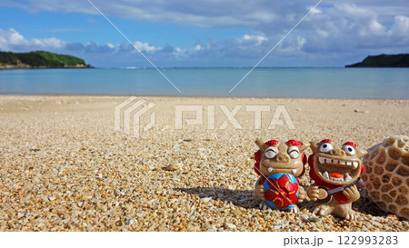 シーサーと海 やんばる 安部地区の海 122993283