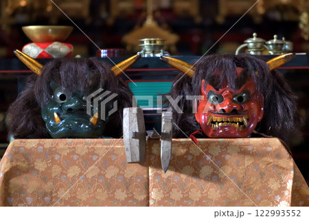 野寺山高薗寺の鬼追式　松明を放り投げて無病息災を祈願 122993552