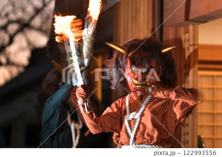 野寺山高薗寺の鬼追式　松明を放り投げて無病息災を祈願 122993556