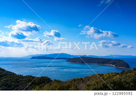 和歌山紀淡海峡 淡路島の島影と友ヶ島 青空に浮かぶ白い雲と並んで見える友ヶ島と淡路島① 和歌山紀淡海峡 淡路島の島影と友ヶ島 青空に浮かぶ白い雲と並んで見える友ヶ島と淡路島① 122993591