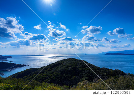 和歌山紀淡海峡 淡路島の島影と海峡を挟んで対峙する友ヶ島と加太港① 和歌山紀淡海峡 淡路島の島影と海峡を挟んで対峙する友ヶ島と加太港① 122993592