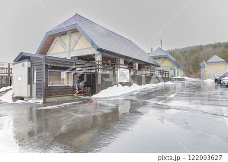 雪が降り始めた12月の道の駅つちゆ つちゆロードパーク 雪が降り始めた12月の道の駅つちゆ つちゆロードパーク 122993627