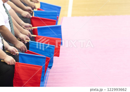 空手の大会　審判の旗 122993662