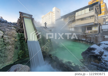 冬の草津温泉　湯畑 122993671
