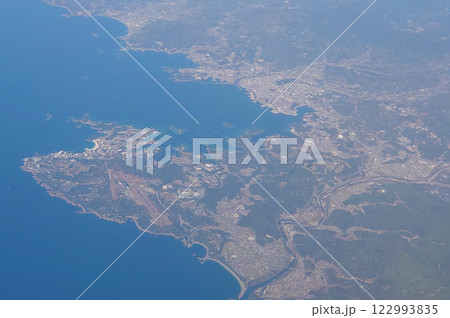 空から見た南紀白浜空港を中心とした白浜町 空から見た南紀白浜空港を中心とした白浜町 122993835