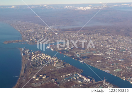 上空から見た苫小牧の港や市街地と背後に連なる樽前山などの山々 上空から見た苫小牧の港や市街地と背後に連なる樽前山などの山々 122993836