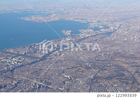 東側上空から見た幕張地区と東京湾 122993839