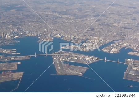 大黒ふ頭を挟んで並ぶ横浜ベイブリッジと鶴見つばさ橋 大黒ふ頭を挟んで並ぶ横浜ベイブリッジと鶴見つばさ橋 122993844