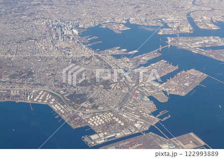 横浜本牧地区と横浜ベイブリッジや横浜市中心部 122993889