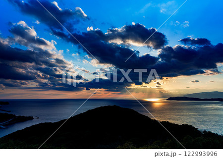 和歌山紀淡海峡の美しい夕焼け 黄金色に染まった水平線近くの空と海と雄大な夕焼け雲② 和歌山紀淡海峡の美しい夕焼け 黄金色に染まった水平線近くの空と海と雄大な夕焼け雲② 122993996