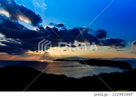 和歌山紀淡海峡の美しい夕焼け　黄金色に染まった水平線近くの空と海と雄大な夕焼け雲③ 122993997