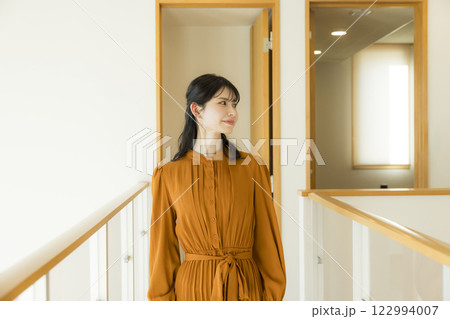 吹き抜けのある注文住宅と女性 吹き抜けのある注文住宅と女性 122994007