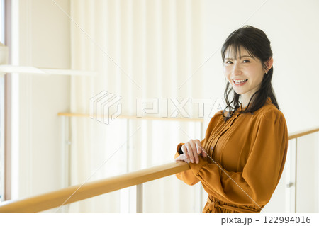 吹き抜けのある注文住宅と女性 吹き抜けのある注文住宅と女性 122994016