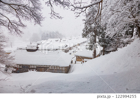 雪の降る大内宿を望む 雪の降る大内宿を望む 122994255