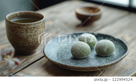 【和菓子】美味しそうな草餅とお茶 122994524