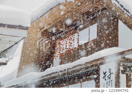 雪が降る古民家　＠大内宿 122994791