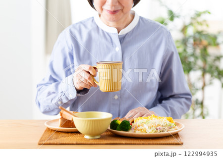 洋食の朝食を食べるミドル女性 122994935