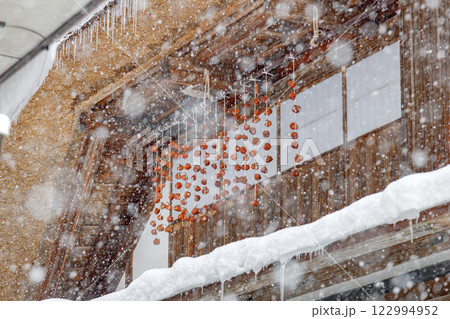 雪が降る古民家 @大内宿 雪が降る古民家 @大内宿 122994952