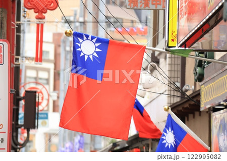 横浜中華街に掲げてある台湾の国旗 122995082