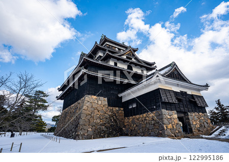 雪に覆われた国宝松江城天守 122995186