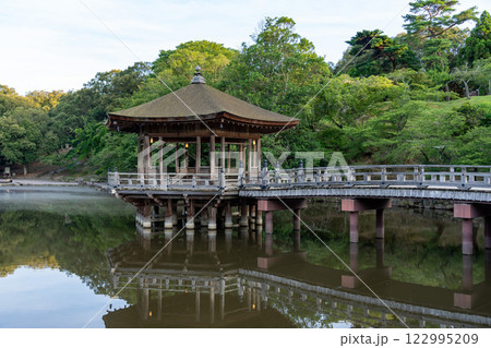 奈良公園の浮見堂 122995209