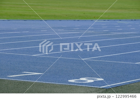 亀岡市の陸上競技場のトラック 122995466