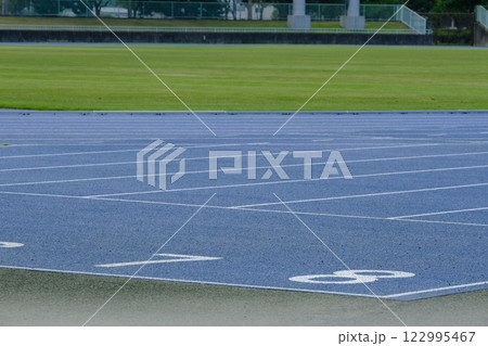 亀岡市の陸上競技場のトラック 122995467