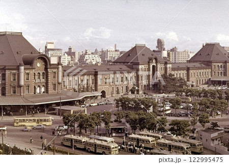 古写真　1962年　東京駅丸の内口の風景 122995475