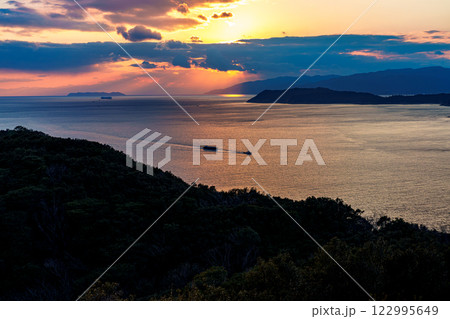 和歌山紀淡海峡の美しい夕焼け　夕焼け空のもと海峡を行き交う船① 122995649
