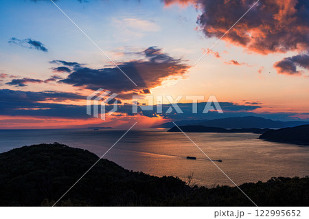 和歌山紀淡海峡の美しい夕焼け　夕焼け空のもと海峡を行き交う船③ 122995652
