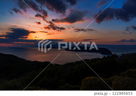 和歌山紀淡海峡の美しい夕焼け　水平線近くの美しい夕焼け空とブルーモーメントの空に浮かぶ夕焼け雲 122995653