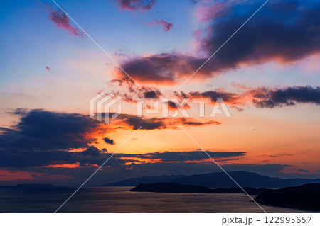 和歌山紀淡海峡の美しい夕焼け　美しいグラデーションの夕焼け空③ 122995657