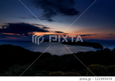 和歌山紀淡海峡の美しい夕焼け 水平線近くの夕焼けとブルーモーメントの空② 和歌山紀淡海峡の美しい夕焼け 水平線近くの夕焼けとブルーモーメントの空② 122995659