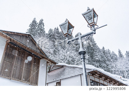 雪降る朝の銀山温泉　（山形県） 122995806