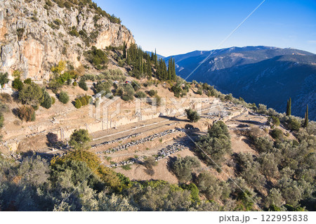 デルフィのギリシャ古代遺跡の景観 デルフィのギリシャ古代遺跡の景観 122995838