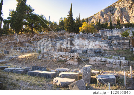 デルフィのギリシャ古代遺跡の景観 デルフィのギリシャ古代遺跡の景観 122995840