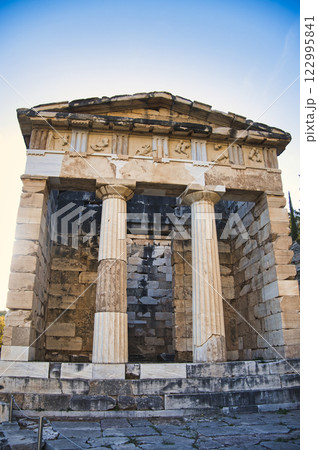 デルフィのギリシャ古代遺跡の景観 122995841